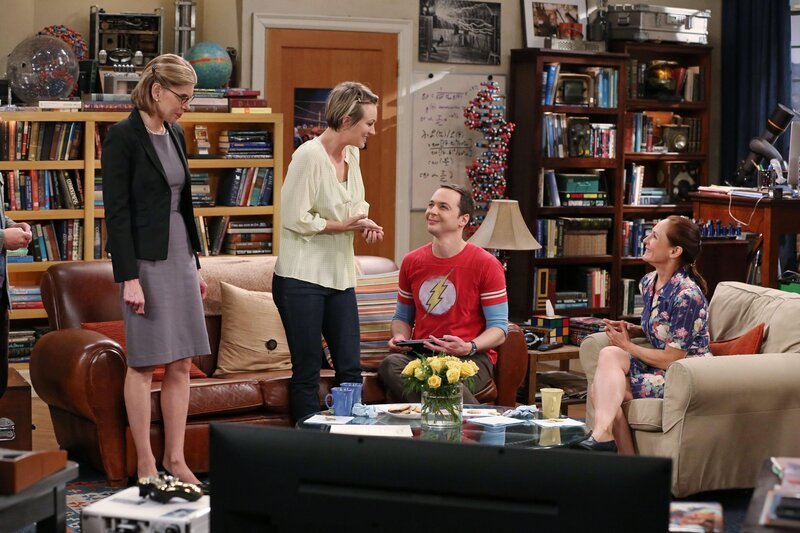 Mit wem kann Penny (Kaley Cuoco, 2.v.l.) besser? Mary (Laurie Metcalf, r.) oder Beverly (Christine Baranski, l.)? Sheldon (Jim Parsons, 2.v.r.) sieht gespannt zu … – Bild: Warner Bros. Television