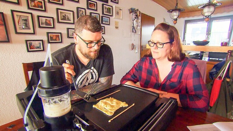 Mit dem automatischen Pfannkuchen-Drucker sollen ganz einfach und fast wie von selbst die wildesten Pancake-Formen entstehen. Kathrin und Andreas probieren es aus. – Bild: RTL