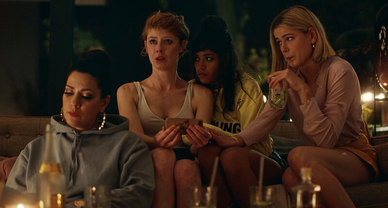 Lena (Sarah Bauerett, 2.v.l.) bereut ihren ersten One-Night-Stand sofort. – Bild: ZDF und Turbokultur