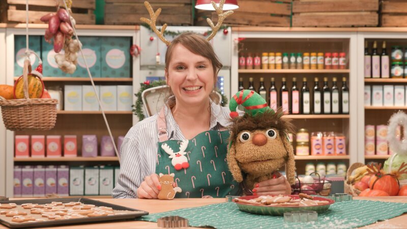 Die Lebkuchen in Katzenform überlässt Moppi lieber Maya. – Bild: rbb/​ANDERTHALB Medienproduktion GmbH/​Ferhat Topraklar