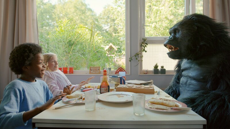 Lena (Isa Jansen) und Dante (Benjamin Mukadi Kanda van de Kamp) haben jede Menge Spaß mit Benedict (Yaron Mesika). – Bild: WDR/AVROTROS/Fiction Valley Lena (Isa Jansen) und Dante (Benjamin Mukadi Kanda van de Kamp) haben jede Menge Spaß mit Benedict (Yaron Mesika). – Bild: WDR/AVROTROS/Fiction Valley