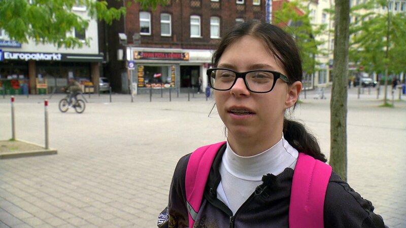 Michelle (16) fiebert ihrem ersten Tag in der Berufsschule entgegen. – Bild: RTLZWEI