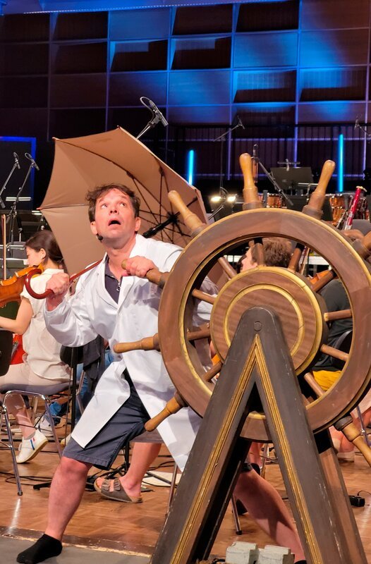 Klassik zum Staunen des Münchner Rundfunkorchesters vom Juli 2023. Mit Juri Tetzlaff als „Showmaster“. Das Thema lautet „Luftsprünge“, Musik und Geschichten rund um das Thema Luft. Mit dem Solisten und Konzertmeister Henry Raudales spielt das Münchner Rundfunkorchester Ausschnitte aus den „Vier Jahreszeiten“ von Antonio Vivaldi sowie Musik von Eduard Strauss, J.S. Bach und Felix Mendelssohn. Weiteres Bildmaterial finden Sie unter www.br-foto.de. – Bild: BR/​Katharina Oberhofer-Ast
