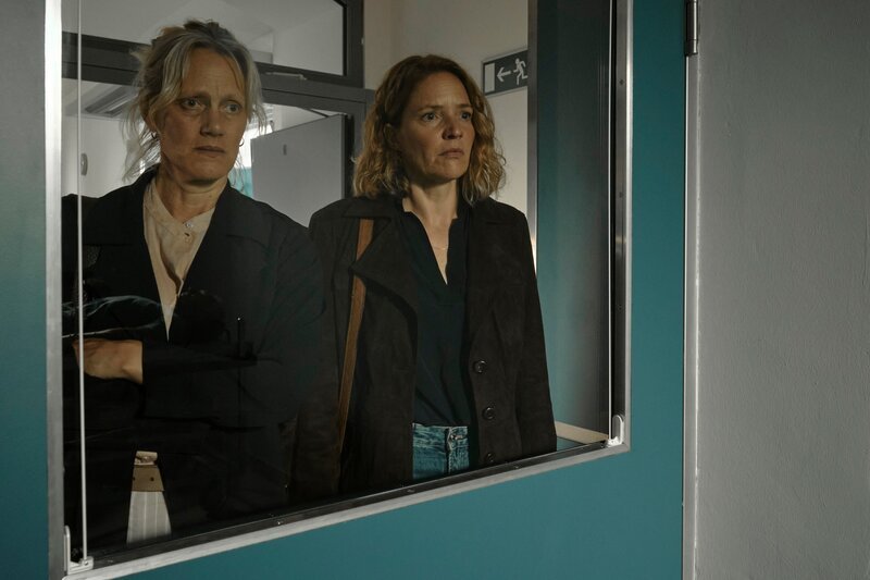 Riccarda (Anna Schudt) und Caro (Patricia Aulitzky) müssen ihren toten Partner identifizieren. – Bild: ORF/​ARD Degeto/​Satel Film/​Alessio M. Schroder
