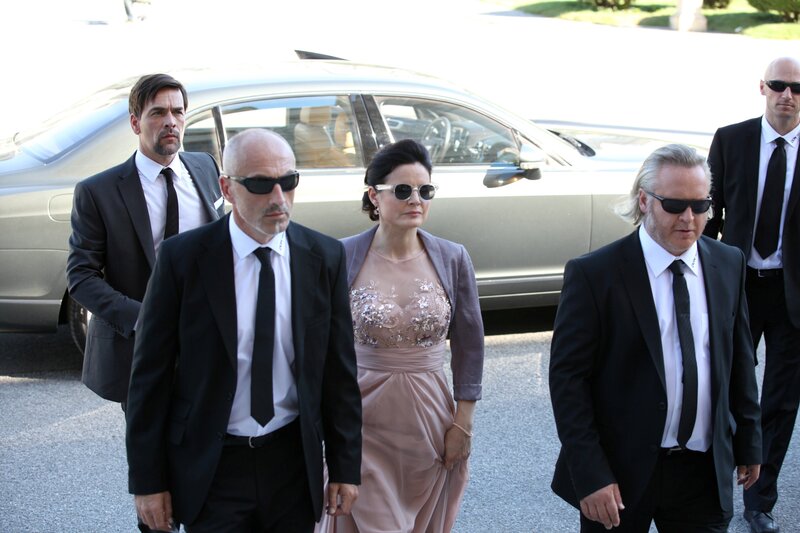 Thomas Hager (Wolfgang Krewe, l.), Sicherheitsbeamter (Hannes Ipirotis), Michaela Löwe (Elisabeth Lanz), Helmuth Nowak (Gregor Seberg). Im Hintergrund Komparse. – Bild: Bavaria Media GmbH