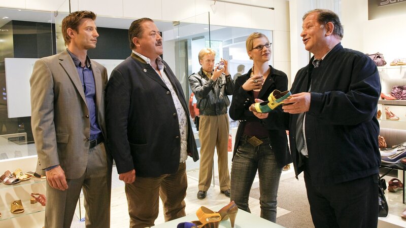 Die Ermittlungen führen Sven Hansen (Igor Jeftic, l.), Korbinian Hofer (Joseph Hannesschläger, 2.v.l.) und Michi Mohr (Max Müller, M.) zu Lydia Seibold (Dagmar Geppert, 2.v.r.) und Schustermeister Josef Rabl (Anton Rattinger, r.) in eine Schuhfabrik. – Bild: ZDF