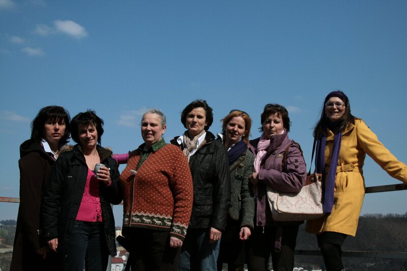 Die Landfrauen bei ihrem Ausflug zum Kloster Mariahilf bei Passau. – Bild: BR/​megaherz gmbh