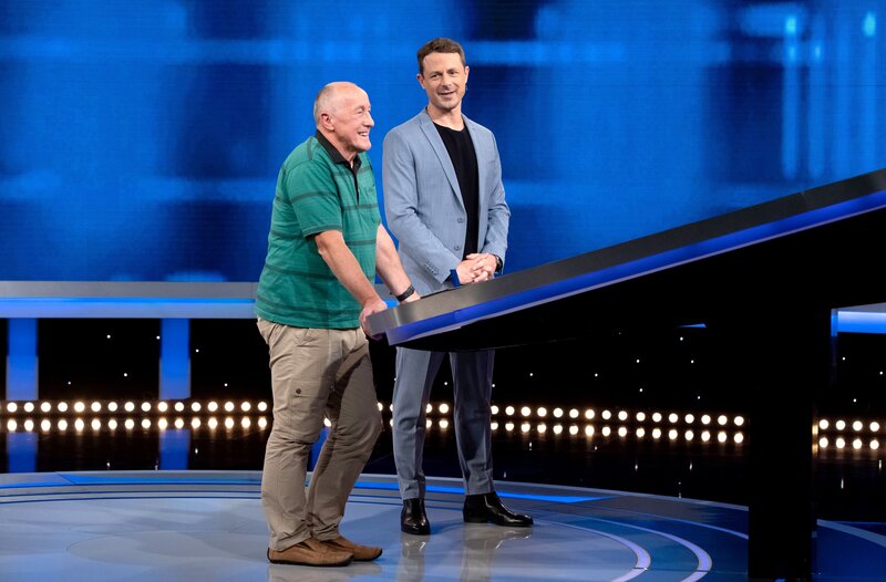 Moderator Alexander Bommes (r.) mit dem Kandidaten Fritz Tilgner (l.). – Bild: ARD/​Uwe Ernst