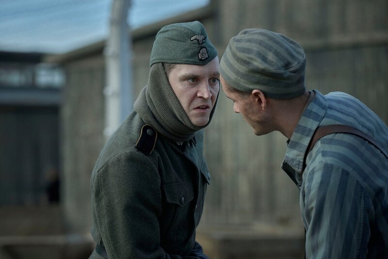 Jonah Hauer-King as Lali Sokolov (re.) & Jonas Nay as Nazi Officer Stefan Baretzki in Auschwitz. – Bild: Martin Mlaka /​ Sky UK /​ Sky Studios