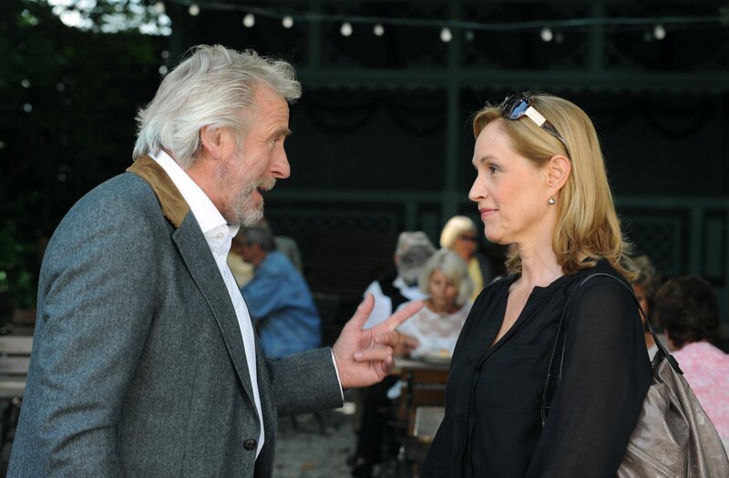 Martin hat im Internet eine Frau kennengelernt und sich mit ihr verabredet. Von links: Martin Kirchleitner (Hermann Giefer) und Helena (Sabine Bach). – Bild: BR/​Marco Orlando Pichler