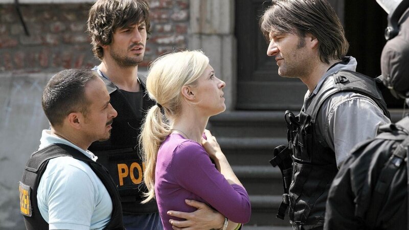 Schneider (Arno Kempf, re.) zeigt keine Einsicht und weigert sich (v.l.) Semir (Erdogan Atalay), Ben (Tom Beck) und Sonja Behrens (Nicole Ernst) Informationen zu Van Heerlens Plänen zu verraten. – Bild: MG RTL D /​ CBS