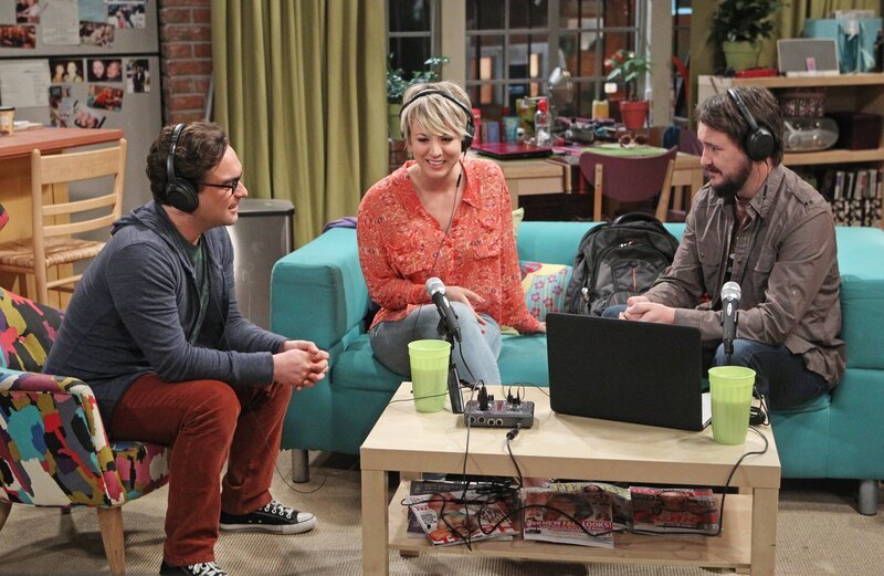 Als sich Leonard (Johnny Galecki, l.) zum Podcast mit Wil (Wil Wheaton, r.) und Penny (Kaley Cuocu, M.) gesellt, werden die Fragen immer persönlicher … – Bild: Warner Bros. Television Lizenzbild frei