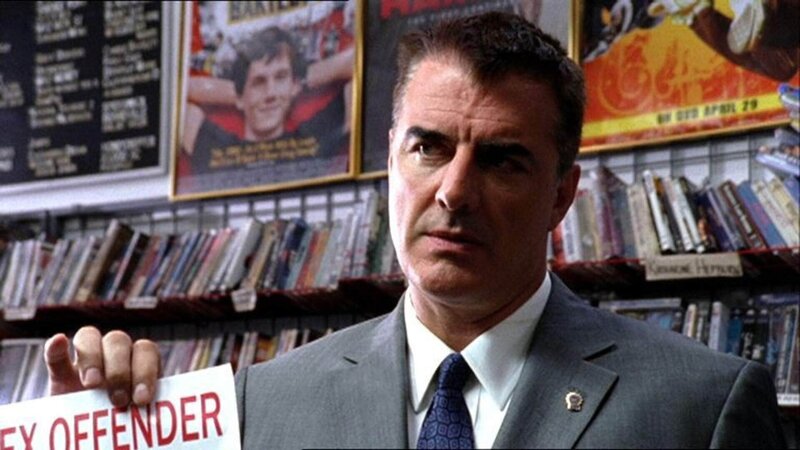Die Nachbarschaft eines New Yorker Vororts ist nicht erfreut, dass ein entlassener Sexualstraftäter in ihrem Ort lebt. Plötzlich wird er nach dem Vorbild eines Mafiamordes getötet. Mike Logan (Chris Noth) ermittelt. – Bild: MG RTL D