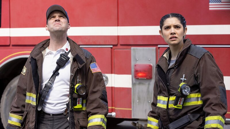 Chicago Fire Staffel 9 Folge 13 Skeptischer Blick nach oben: Jesse Spencer als Matthew Casey, Miranda Rae Mayo als Stella Kidd – Bild: SRF/​NBC Universal