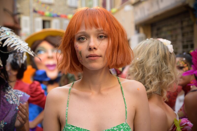Vinca (Ivanna Sakhno) ist beim Fest in der Altstadt von Antibes ganz in ihrem Element. Sie tanzt auf der Straße. – Bild: ZDF und François LEFEBVRE.