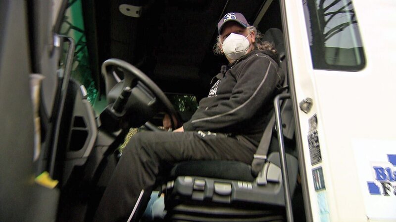 Dieter möchte Geld sparen für seinen LKW-Führerschein, um dann seine Arbeitsstelle zu wechseln. Wird sein Traum wahr? – Bild: RTLZWEI