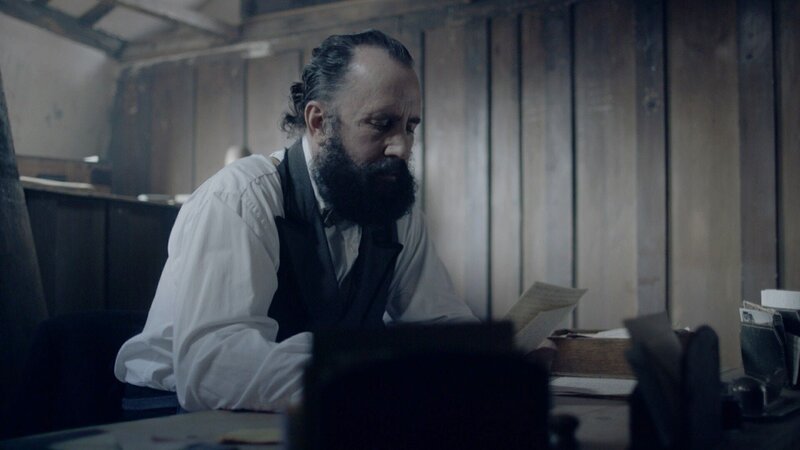 Henri Landru Die Verwendung des sendungsbezogenen Materials ist nur mit dem Hinweis und Verlinkung auf RTL+ gestattet. – Bild: RTL /​ ZDF/​ Edward Cotterill /​ Blaubart 1922