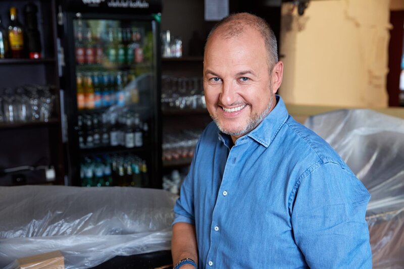 (9. Staffel) – Für viele Restaurants und Hotels die letzte Rettung: Sternekoch Frank Rosin … – Bild: Kabel Eins /​ Guido Engels