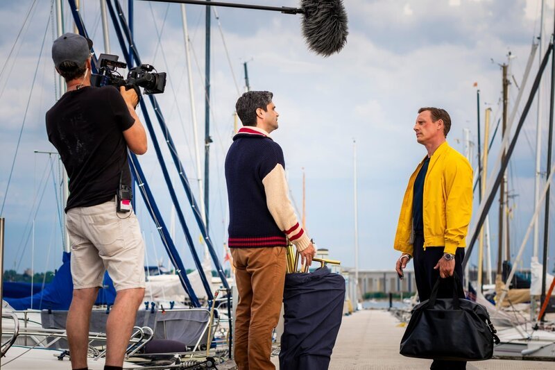 Patrick Kalupa (l.) und Maximilian Grill (M.) spielen gemeinsam in der Serie Dr. Nice. – Bild: ZDF und Gordon Muehle