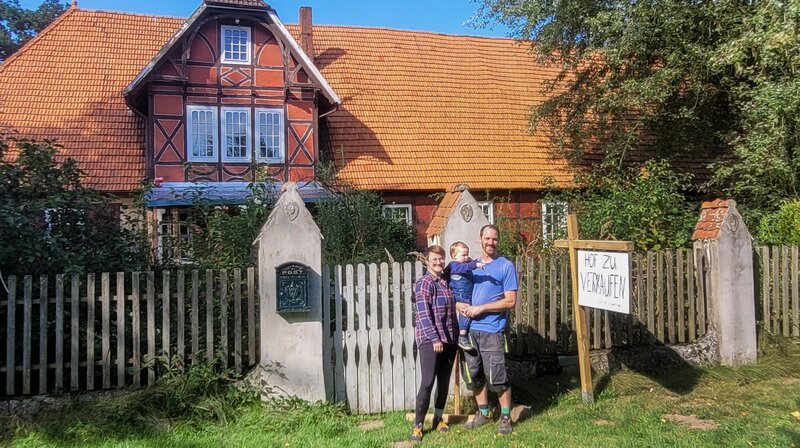 Maxi und Stephen Warneyer mit Sohn Matthis vor ihrem Vierseitenhof zwischen Uelzen und Dannenberg. – Bild: NDR/​Reinhard Bettauer
