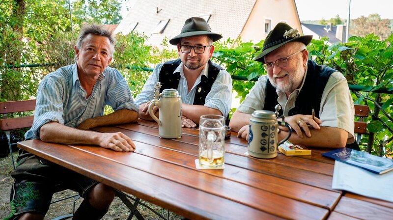 Von links: Stofferl Well mit „Den Suderern“ – Hobbo Royer und Sepp Lösch. Weiteres Bildmaterial finden Sie unter www.br-foto.de. – Bild: BR/​Hans-Florian Hopfner/​megaherz