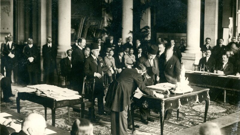 Die türkische Delegation unterschreibt im Pariser Vorort Sčvres 1920 den Friedensvertrag mit den Alliierten. – Bild: ZDF und Musée national de Céramique Sčvres