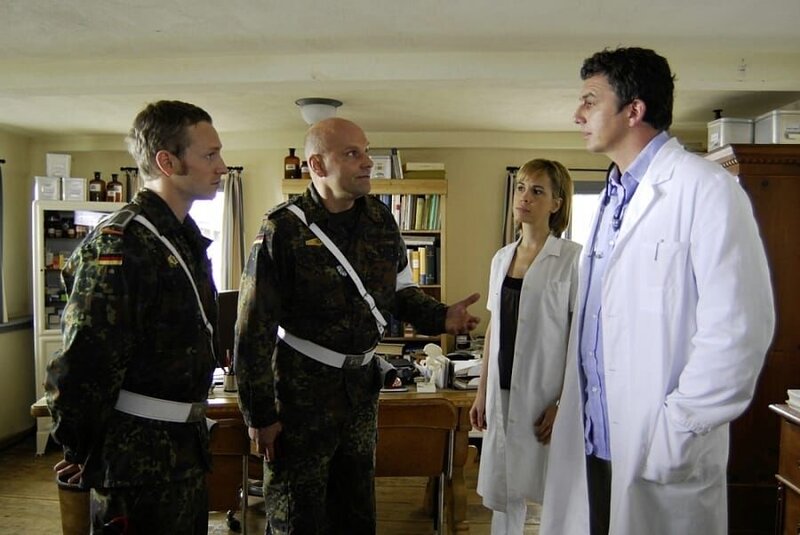 Die Feldjäger Zibert (Markus Ertelt, l.) und Perzlmeier (Alexander Radszun, 2.v.l.) suchen nach einem fahnenflüchtigen Soldaten und seiner Freundin. Doch Martin (Hans Sigl, r.) behauptet, die beiden noch nie gesehen zu haben. – Bild: port.hu