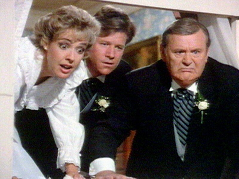 Franklin Mayberry (Eugene Roche, re.) ist gar nicht damit einverstanden, dass seine Tochter Donna (Debbie Zipp) den Habenichts Grady (Michael Horton, Mi.) heiraten möchte. – Bild: Warner TV Serie