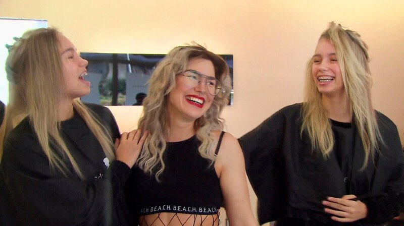 Als Lockvögel treiben Lena und Lisa arglose Friseure zur Verzweiflung. – Bild: SWR/​Kimmig Entertainment