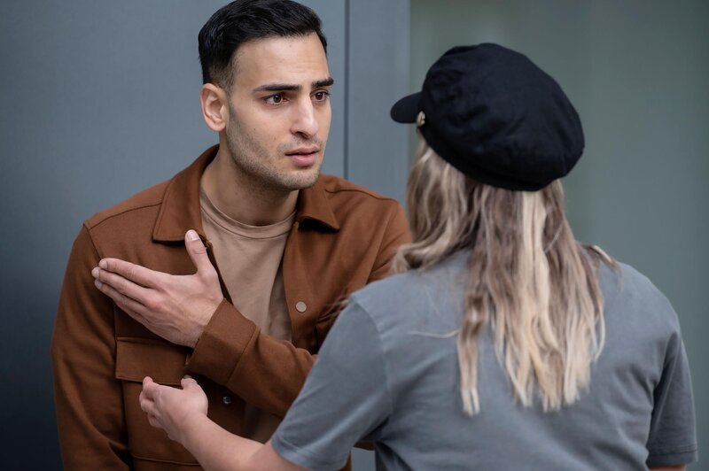 Kann Nihat (Timur Ülker) Liz (Sarah Mangione) noch aufhalten? – Bild: Die Verwendung des Materials von RTL Deutschland ist nur zur Berichterstattung im Zusammenhang mit dem Video-Inhalt unter Angabe des Urhebers und Beachtung der unter media.rtl.com bzw. unternehmen.rtl2.de genannten AGB erlaubt.
