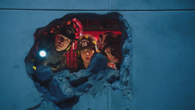 (v.l.n.r.) Eddie Diaz (Ryan Guzman); Evan „Buck“ Buckley (Oliver Stark); Bobby Nash (Peter Krause) – Bild: Twentieth Century Fox Film Corporation. All rights reserved.