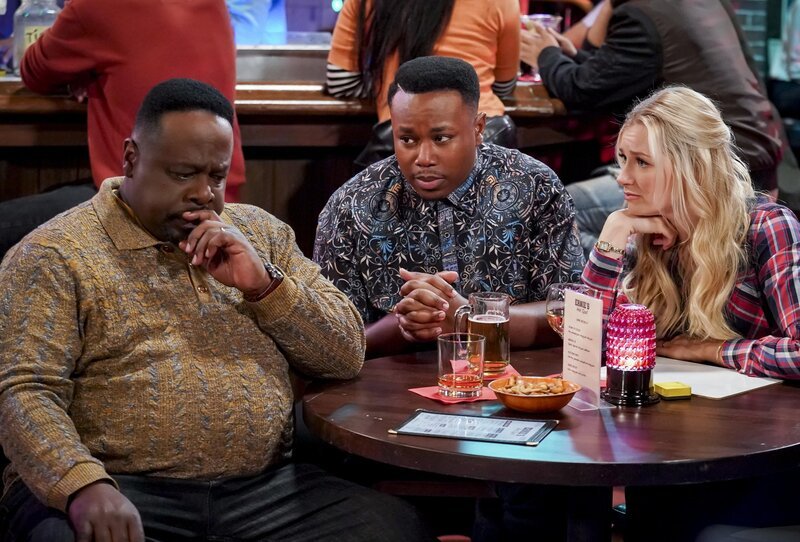 (v.l.n.r.) Calvin Butler (Cedric the Entertainer); Marty Butler (Marcel Spears); Gemma Johnson (Beth Behrs) – Bild: © 2019 CBS Broadcasting, Inc. /​ Monty Brinton /​ Monty Brinton