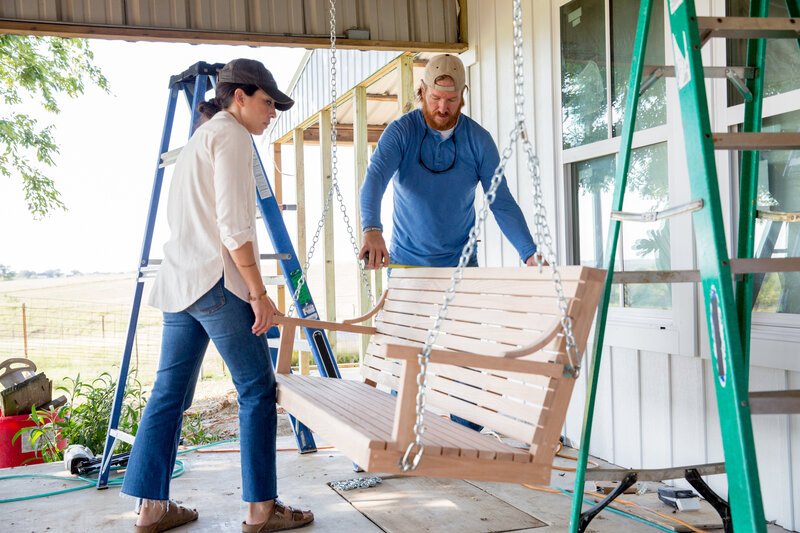 (v.l.n.r.) Joanna Gaines; Chip Gaines – Bild: HGTV/​Scripps Networks, LLC. /​ Jeff Jones