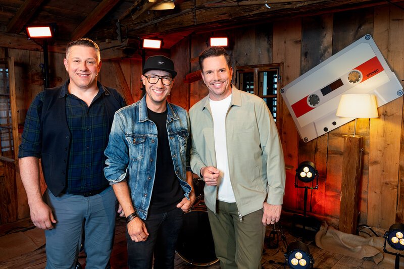 Samschtig-Jass Jassrunde und Backstunde mit Ritschi Jörg Abderhalden, Ritschi und Moderator Sven Epiney – Bild: SRF/​Gian Vaitl