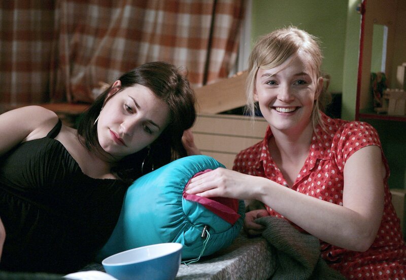 Miranda (Nour El-Refai, links) und Lina (Sofia Pekkari) sind beste Freundinnen. – Bild: ARD Degeto/​Yellow Bird/​Nille Leander