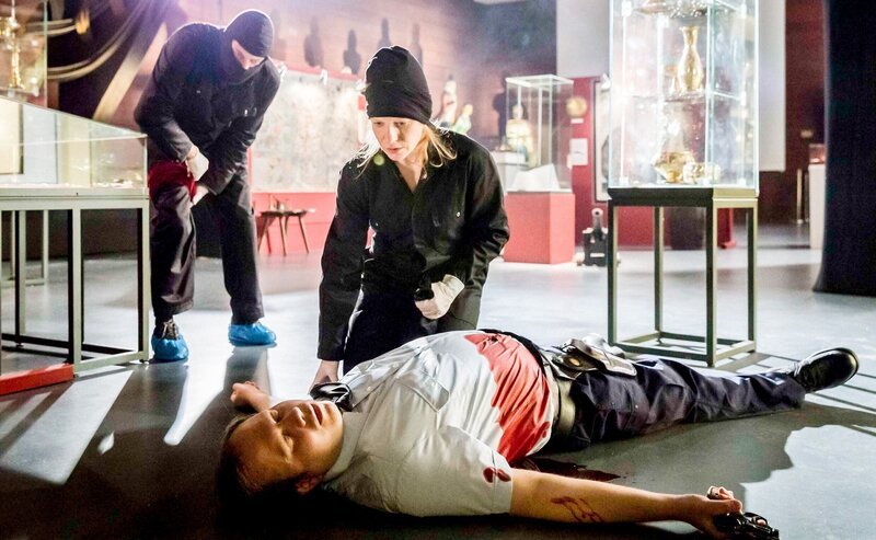 Tjard Theissen (Peter Benedict, l.) und Nadine Dorn (Annika Martens, M.) wollen eine wertvolle Störtebeker-Kette aus dem Lübecker Hansemuseum stehlen. Dabei wird der Wachmann Stefan Pommerenke (David Baalcke, r.) durch eine Schuß schwer verletzt. – Bild: ORF/​ONE GATE/​ARD/​Georges Pauly