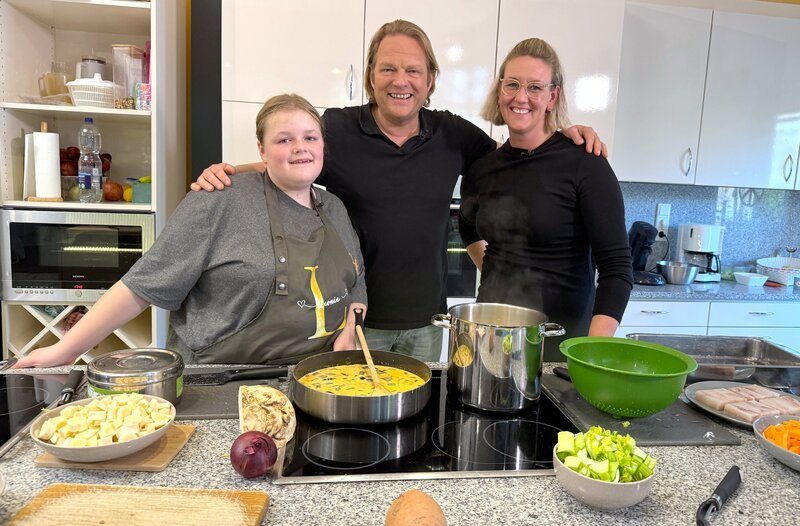 Björn Freitag kocht abwechslungsreiche und günstige Gerichte mit Leonie (l.) und Pädagogin Eva (r.) – Bild: WDR/​solis TV/​Joshua Stolz
