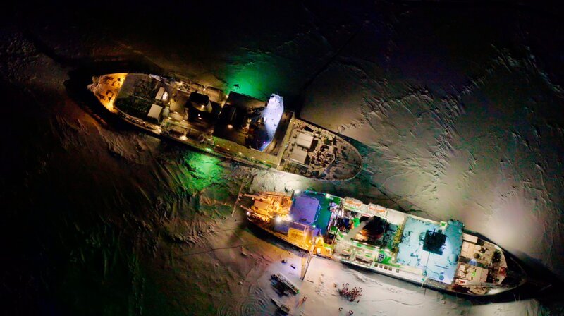 Der russische Eisbrecher Dranitsyn versorgt Polarstern regelmäßig mit Proviant und Brennstoff. – Bild: HR/rbb/UFA Show & Factual/AWI Der russische Eisbrecher Dranitsyn versorgt Polarstern regelmäßig mit Proviant und Brennstoff. – Bild: HR/rbb/UFA Show & Factual/AWI
