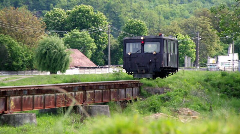 Georg Hocevar fährt mit einer alten Draisine im Bahnhof Brad ein. – Bild: SWR/​P. Mürb