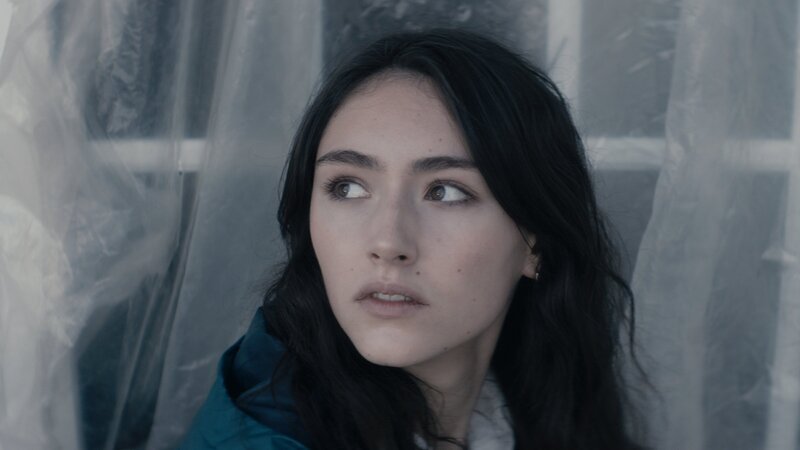 Evelin (Emily Kusche) trägt die Verantwortung für ihre drei kleinen Brüder und ihr ungeborenes Baby. – Bild: Syrreal Entertainment