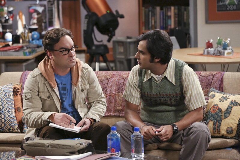 Ein großes Projekt, das Leonard (Johnny Galecki, l.) und Raj (Kunal Nayyar, r.) zu zweit meistern müssen, entpuppt sich als schwieriger als gedacht … – Bild: Warner Bros. Television Lizenzbild frei