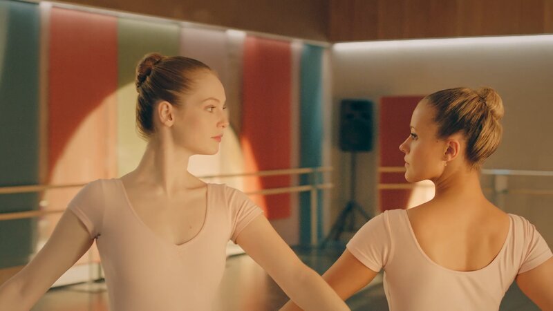 Lena (Jessica Lord, r.) ist immer noch wütend auf Thea (Hannah Dodd,l.). Sie will sich revanchieren und plant, Thea hereinzulegen und öffentlich zu blamieren. – Bild: ZDF/​Cottonwood Media