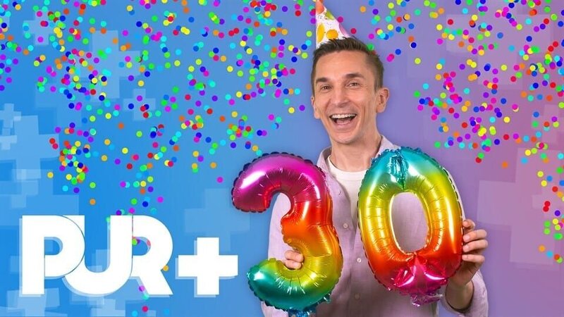 Erleben statt nur wissen: Seit 30 Jahren bietet das Wissensmagazin „PUR+“ Kindern Erkenntnisse aus ihrer Lebenswelt zum Staunen und Mitfühlen. Das feiert eine „Best-of“-Jubiläumssendung. Neben einer Reise zu den Anfängen mit der frechen Zeichentrickfigur Petty, gibt es viele unterhaltsame Highlights aus Erics Experimenten und Selbstversuchen, besondere Kindergeschichten und aufregende Tierbegegnungen. – Bild: ZDF/​Sandra Staudenmayer und KiKA