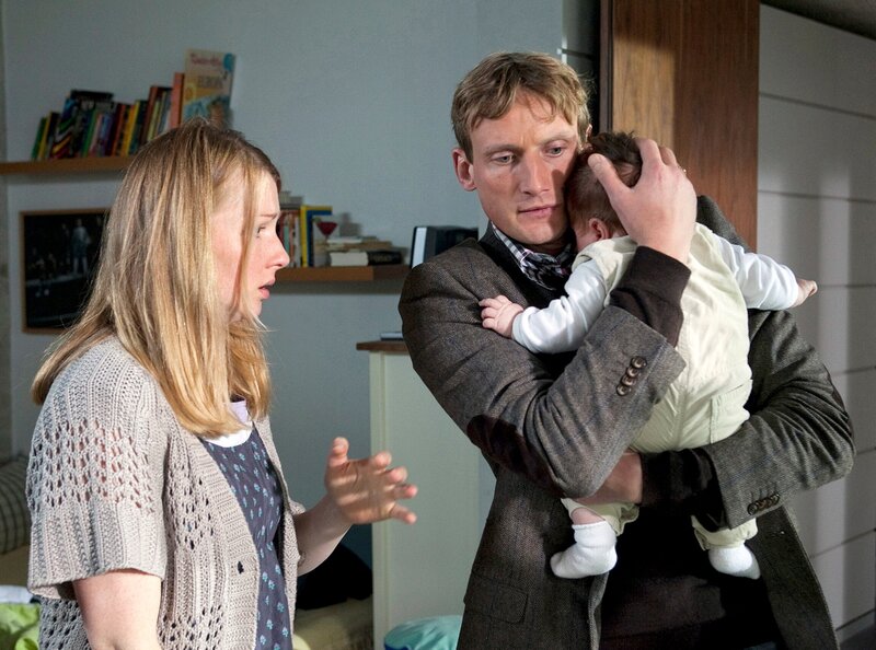 Bettina (Katja Studt) und Axel Wegner (Bert Böhlitz) sind frischgebackene Eltern. Bettina ist mit der Mutterschaft scheinbar überfordert und ihr Mann schon wieder voll und ganz in den Berufsalltag zurückgekehrt, um die Familie zu ernähren. Als Bettina die kleine Leni vor Erschöpfung fallen lässt, bringt Axel bringt sie sofort in die Sachsenklinik. – Bild: MDR/​MDR/​Krajewsky