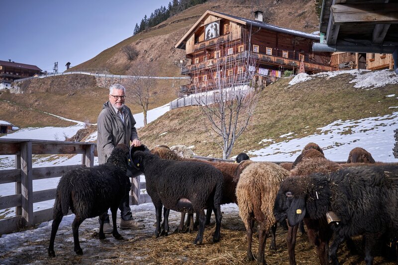Josef Schett bei der Fütterung. – Bild: ORF/​Nela-Valentina Pichl