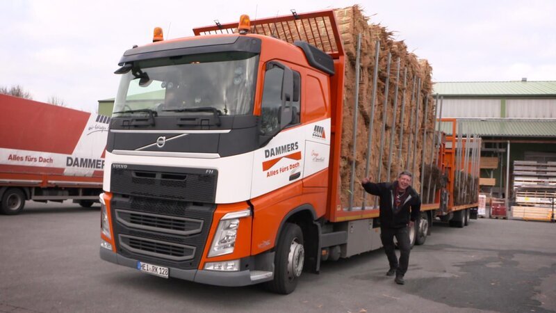 Ein Mann steht neben einem Lastwagen. – Bild: DMAX
