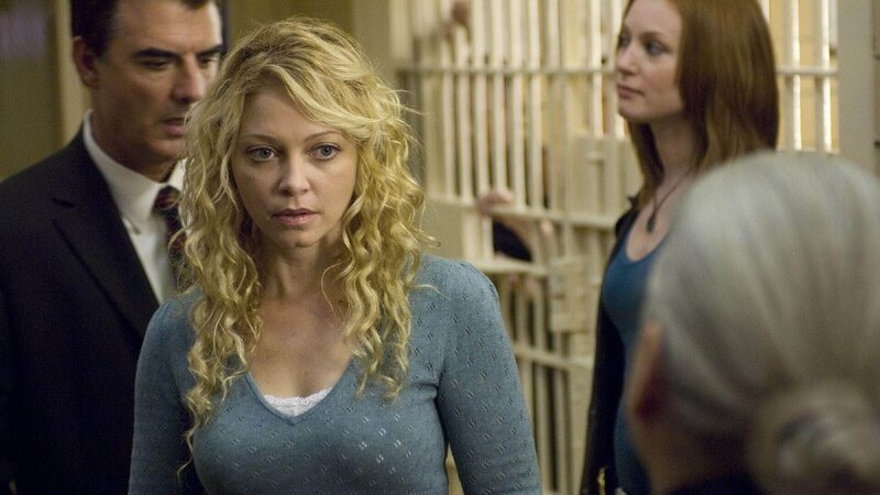 Tammy Mills (Amanda Detmer, M.) hat im Internet einen Mann kennengelernt, der das Mordopfer zuletzt gesehen hat. Detective Mike Logan (Chris Noth) und Nola Falacci (Alicia Witt) untersuchen den Mord an einer Prostituierten. – Bild: MG RTL D /​ USA Network