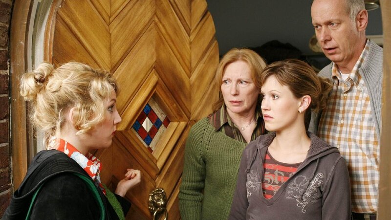 Auf der Suche nach Claudia landet Nina (Nikola Kastner, li.) bei Alex (Wolke Hegenbarth, 2.v.re.) und ihren Eltern Anke (Maren Kroymann) und Hendrik (Gottfried Vollmer), die sich nun auch Sorgen um Claudia machen. – Bild: RTL /​ Guido Engels