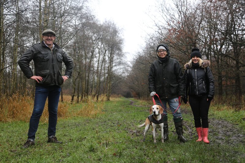 Master dog trainer Graeme Hall meets Tank, a troublesome Beagle cross, that’Äôs causing a rift in his owner’s relationship. – Bild: Avalon Factual Ltd