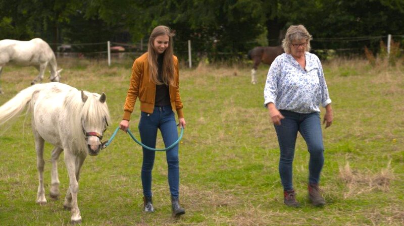 Lisa-Marie Klugstedt (l) muss sich auf dem Ponyhof Tiemann in Marl beweisen, um die Verantwortung für ihr Pflegepferd Biene zu bekommen. – Bild: WDR/​Redseven Entertainment